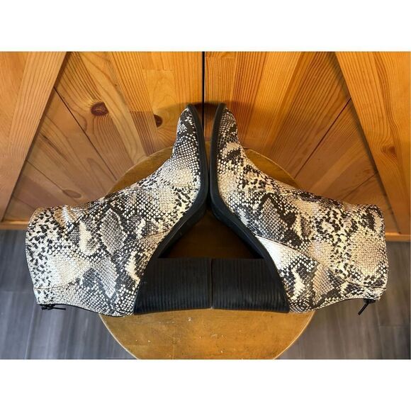 QUPID Womens Size 9 Black White Faux Leather Ankle Boot Booties Snake - Picture 6 of 7